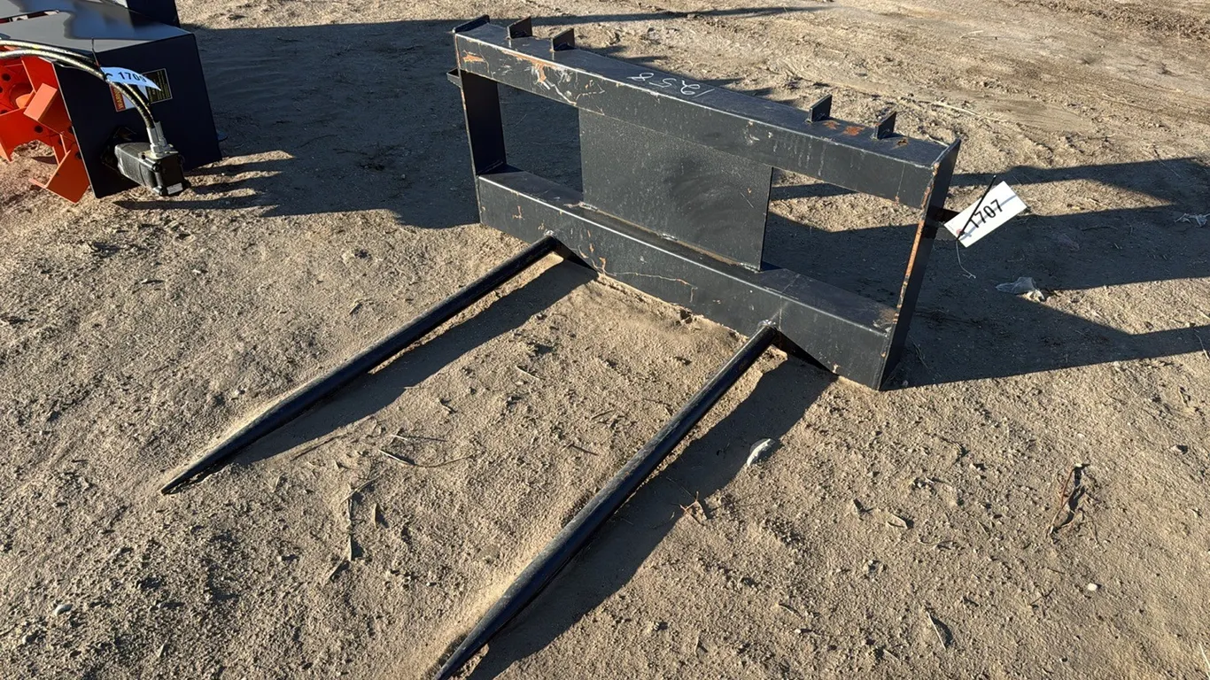 1707 - Skidsteer Bale Spear