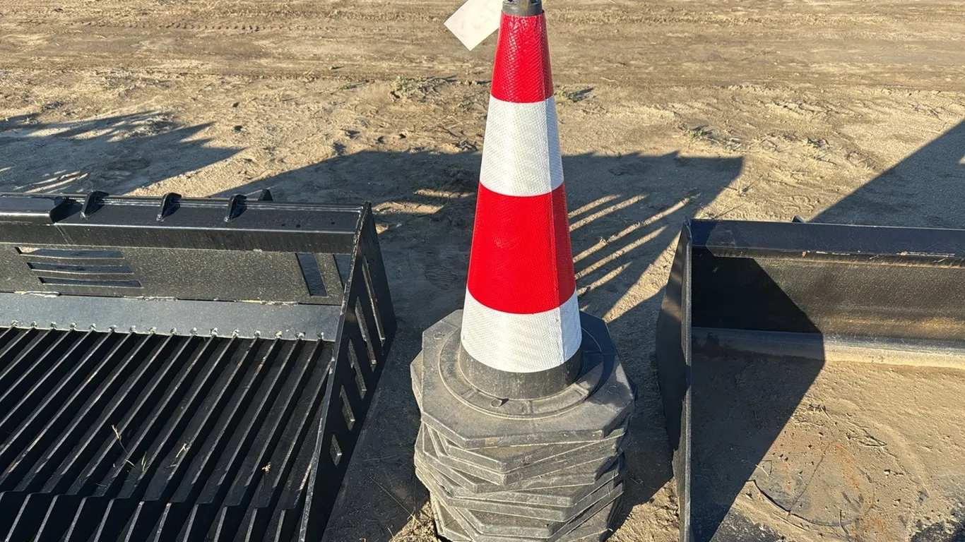 1725 - 10) Cones