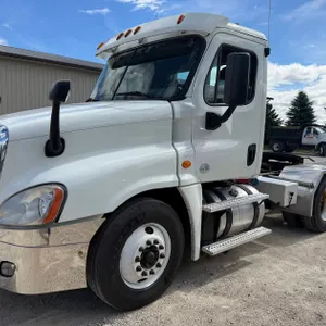 2015 Freightliner Cascadia Mid-Roof Day Cab