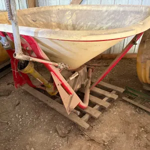 3- Point Fertilizer / Seed Spreader Attachment
