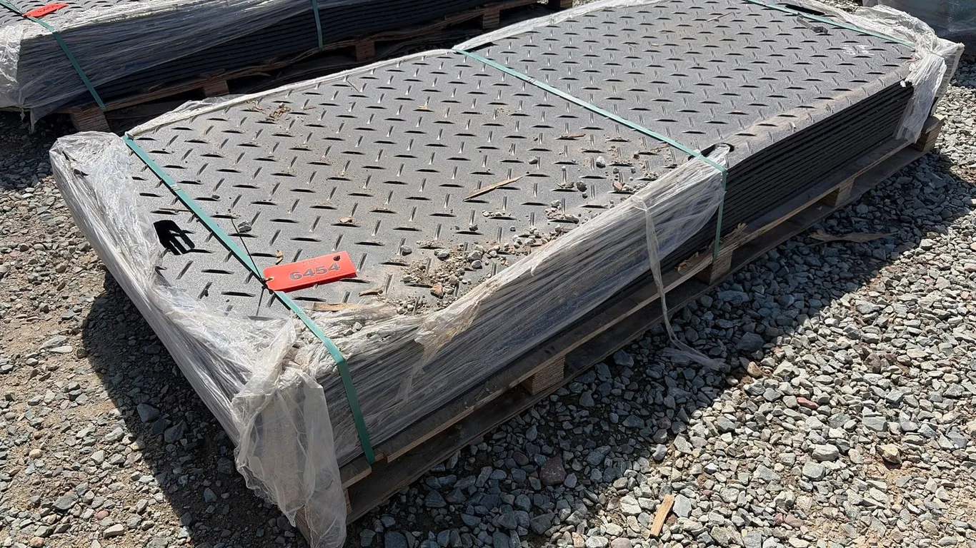 (15) Unused Roadbed Protection Pads