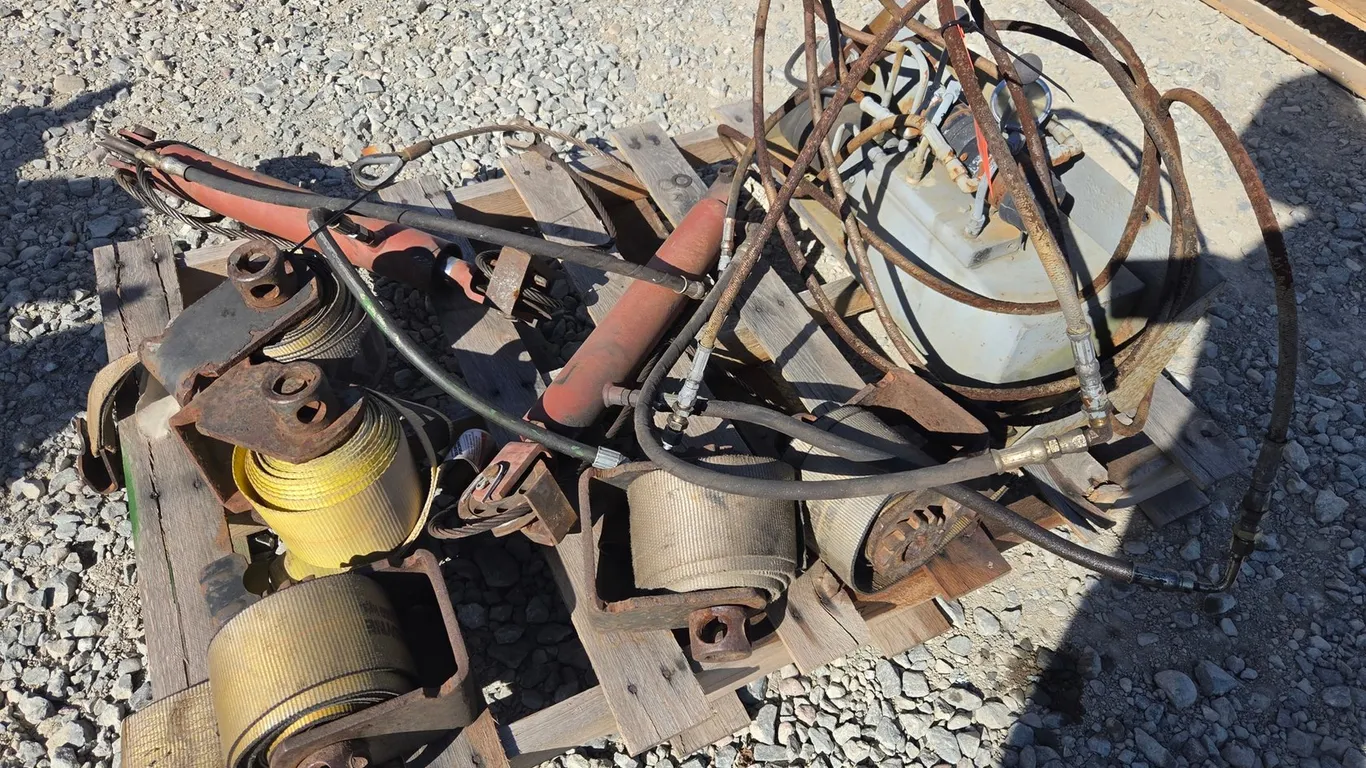 Hydraulic Lift Cylinders W/ Pump, Winch Straps