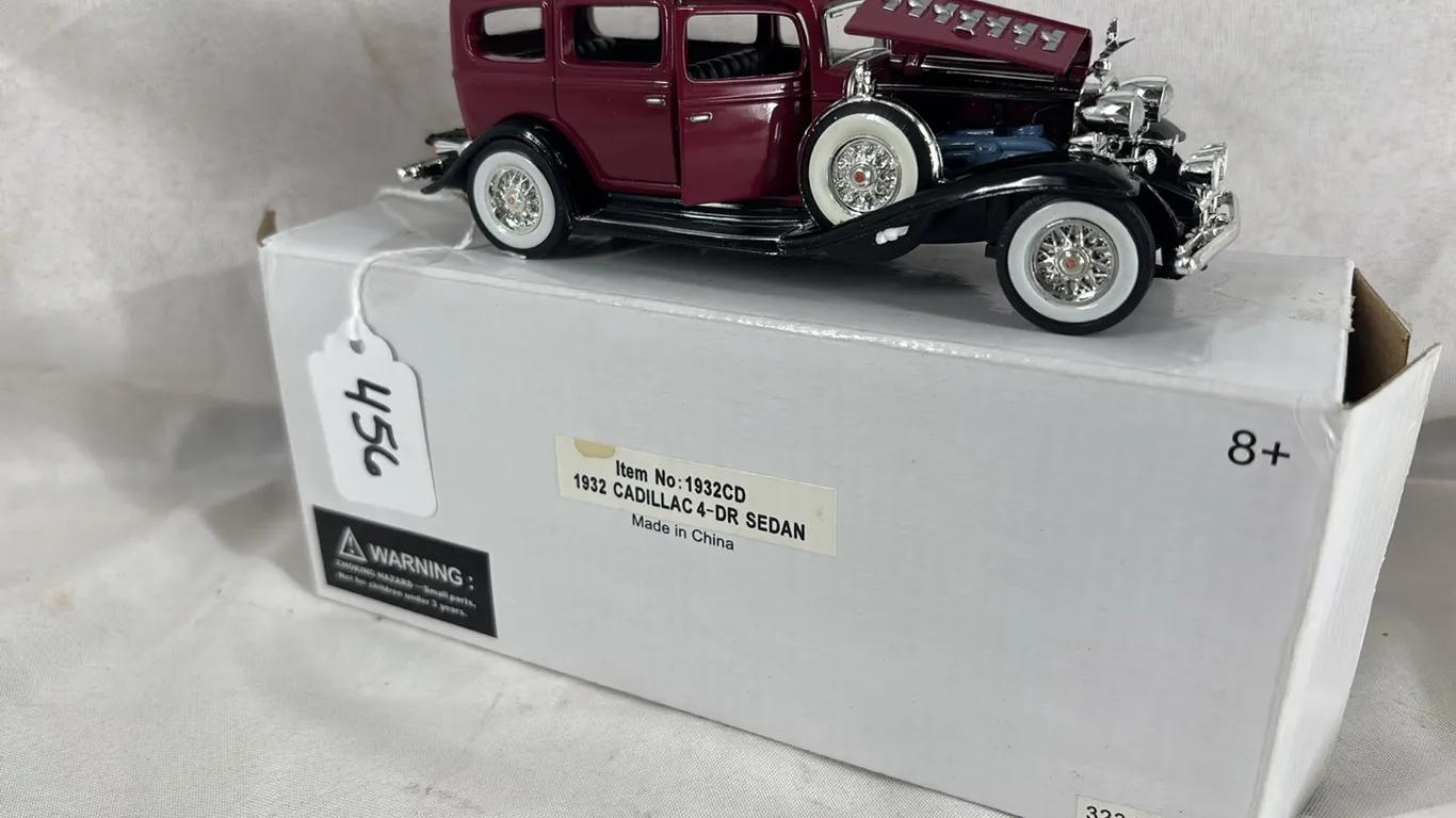 1932 CADILLAC 4-DR SEDAN 1/32