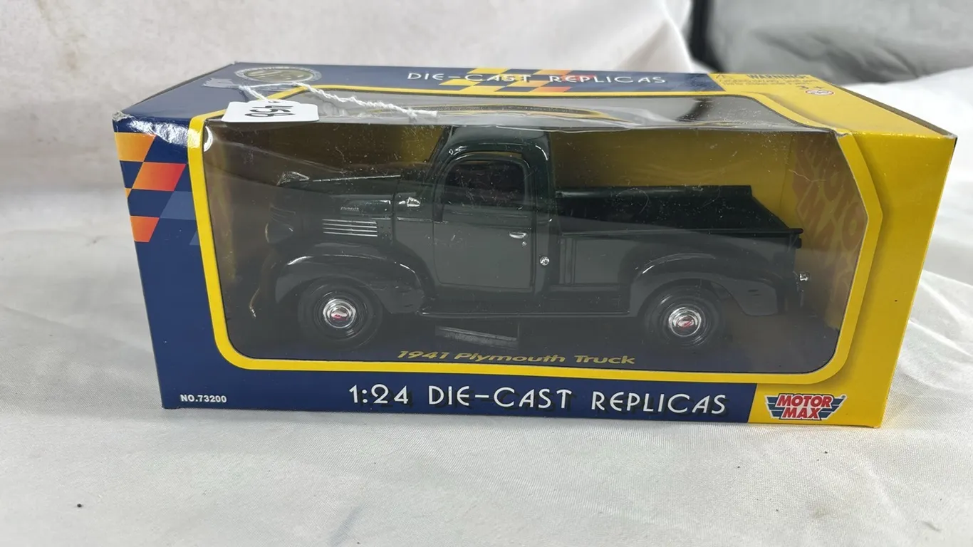 MOTOR MAX 1941 PLYMOUTH TRUCK DIE CAST REPLICAS 1/24