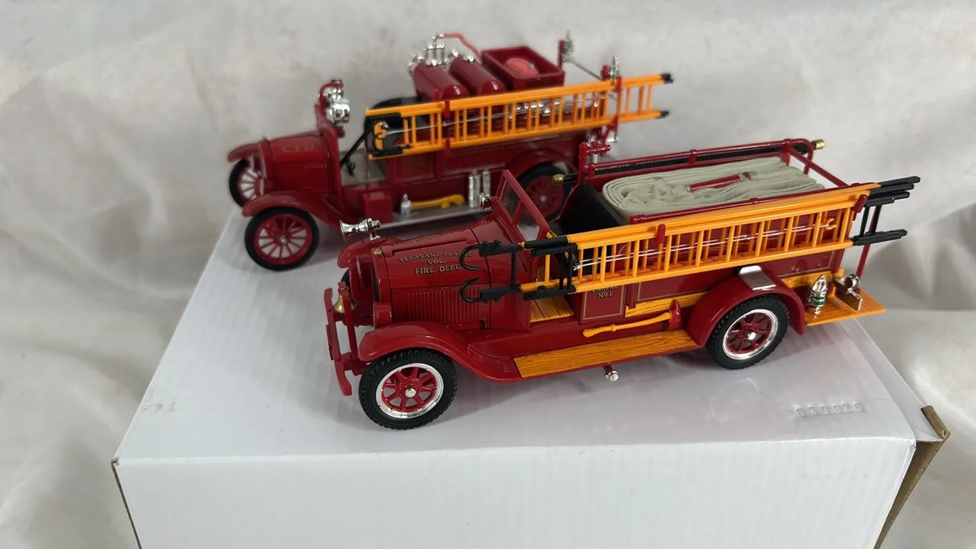 1928 REO FIRE TRUCK-1926 FORD MODEL T FIRE TRUCK 1/32