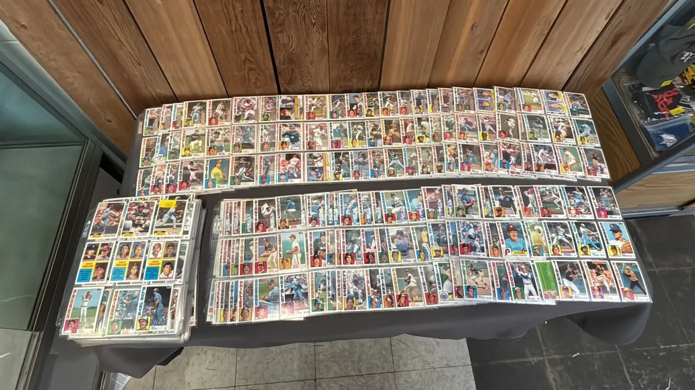 NEAR COMPLETE 1984 TOPPS BASEBALL CARDS IN TRADING CARD SLEEVES: MISSING #8