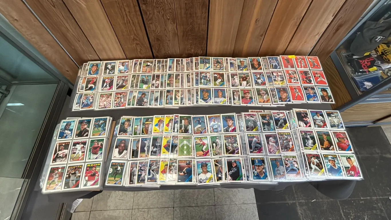 COMPLETE SET OF 1988 TOPPS BASEBALL CARDS IN TRADING CARD SLEEVES