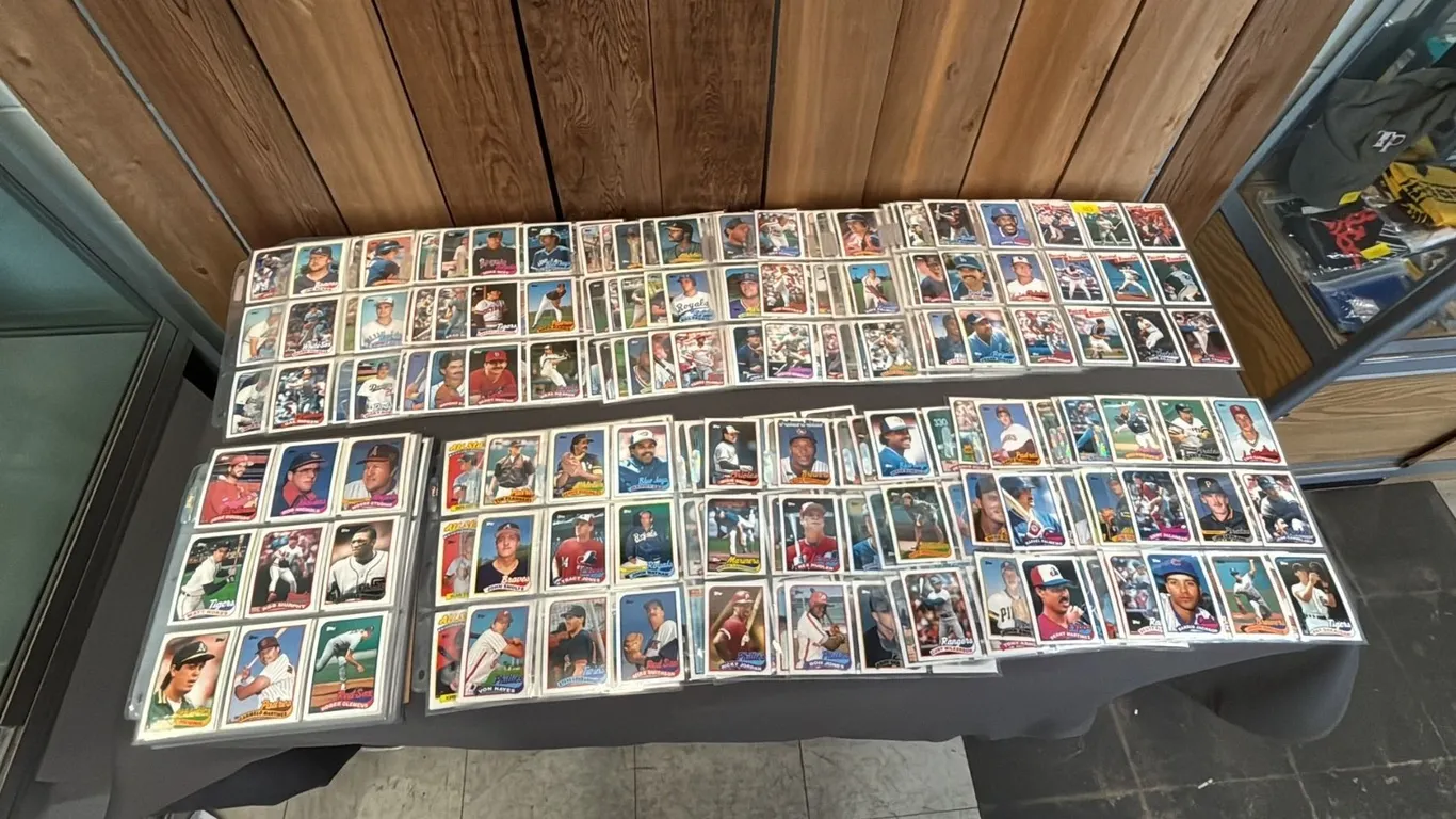 COMPLETE SET OF 1989 TOPPS BASEBALL CARDS IN TRADING CARD SLEEVES