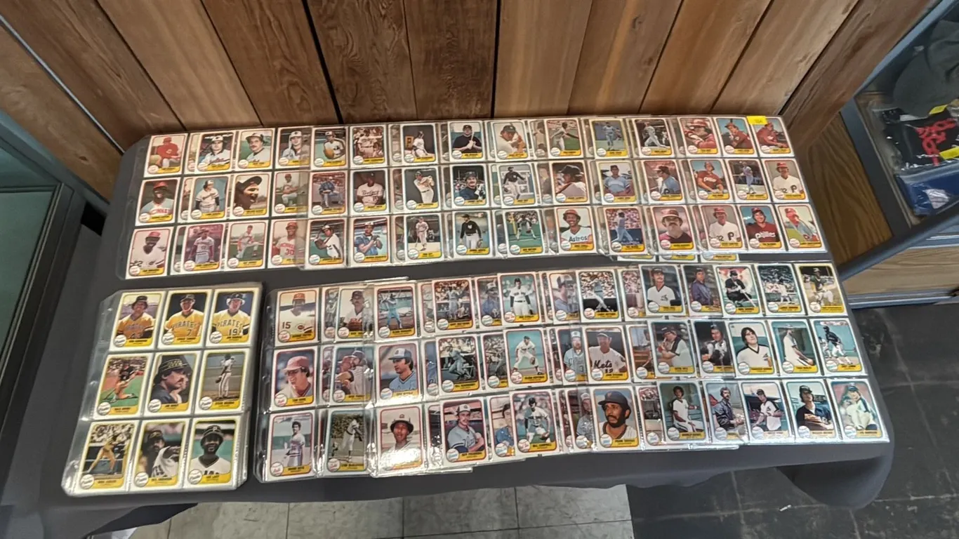 COMPLETE SET OF 1981 FLEER BASEBALL CARDS IN TRADING CARD SLEEVES: SOME DUPLICATES