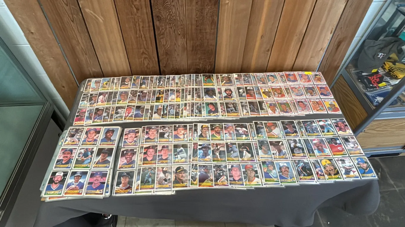 NEAR COMPLETE 1984 DONRUSS BASEBALL CARD SET IN TRADING CARD SLEEVES: *MISSING #248*