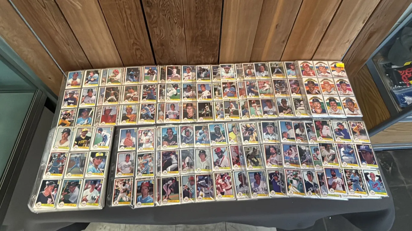 NEAR COMPLETE 1982 DONRUSS BASEBALL CARD SET IN TRADING CARD SLEEVES: *MISSING #405*