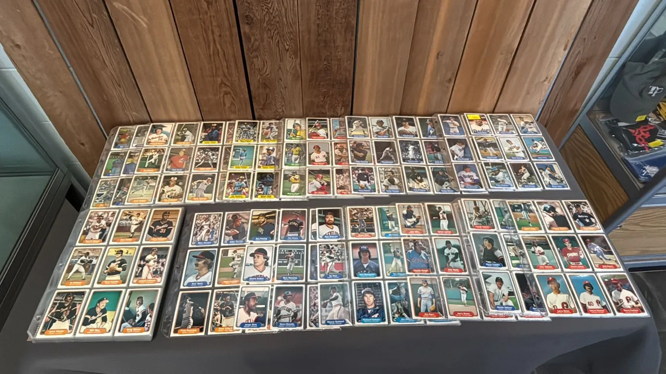 NEAR COMPLETE 1982 FLEER BASEBALL CARD SET IN TRADING CARD SLEEVES: *MISSING #176*
