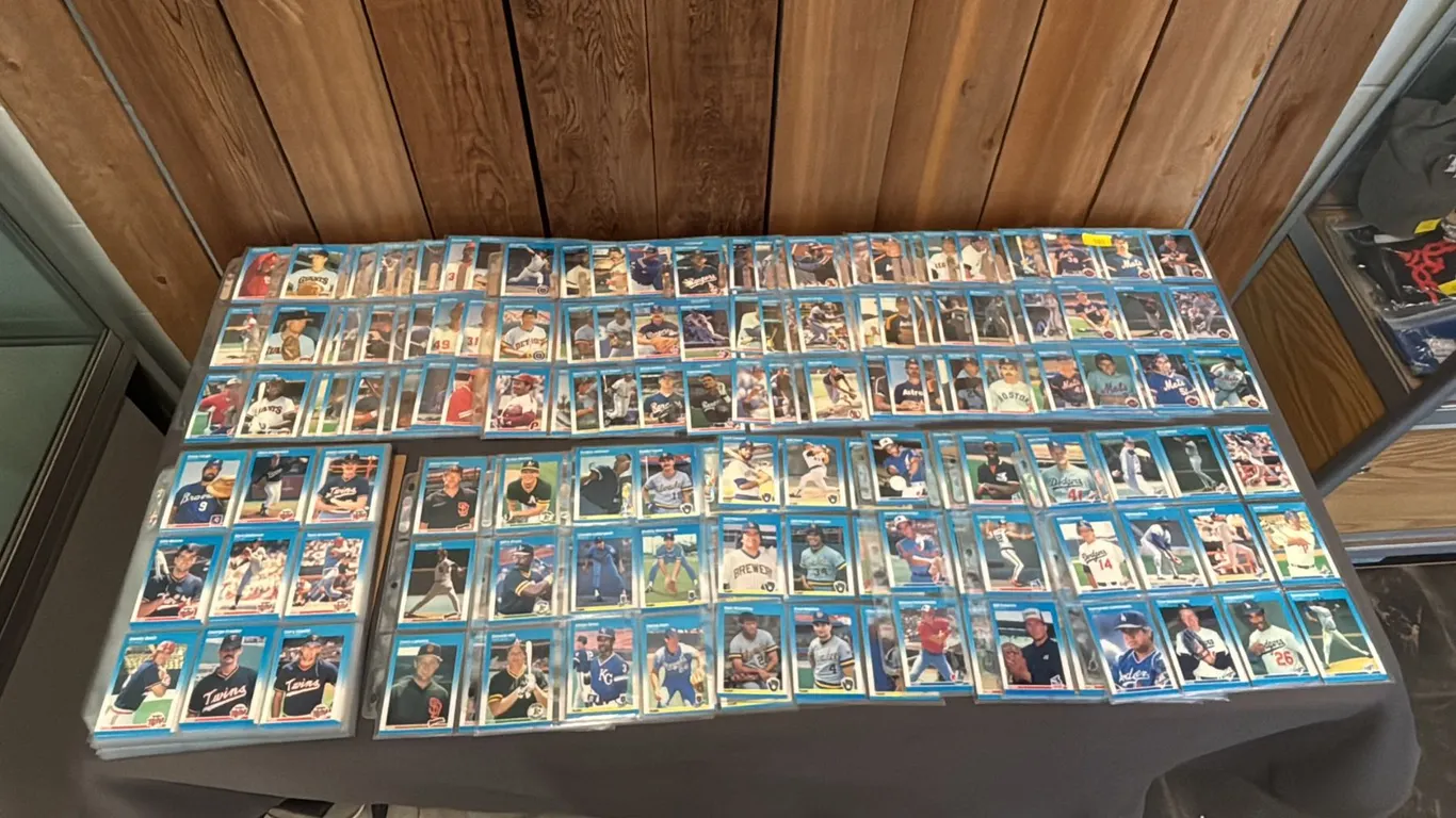 COMPLETE 1987 FLEER BASEBALL CARD SET IN TRADING CARD SLEEVES