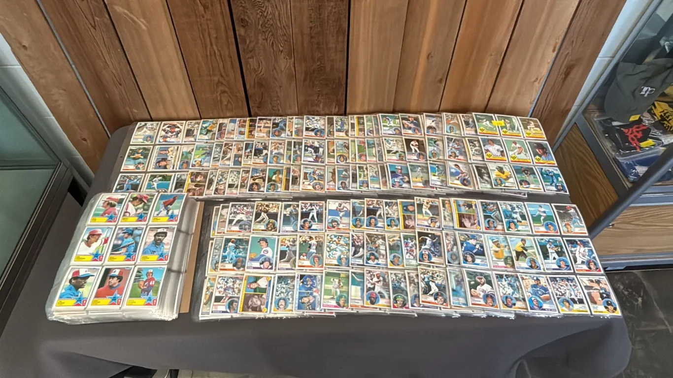 NEAR COMPLETE 1983 TOPPS BASEBALL CARD SET IN TRADING CARD SLEEVES: *MISSING #83, #482 & #498