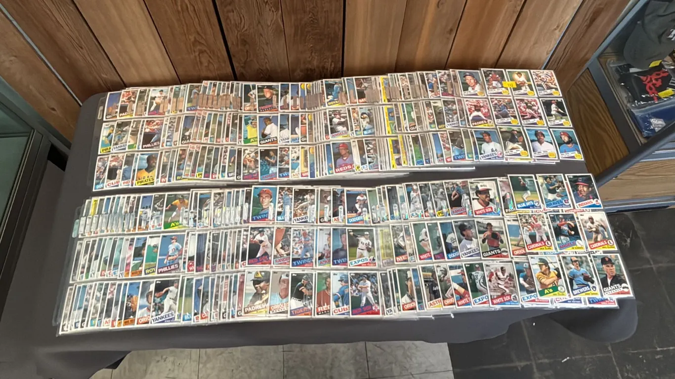 NEAR COMPLETE 1985 TOPPS BASEBALL CARD SET IN TRADING CARD SLEEVES: *MISSING #181, #401 & #536*