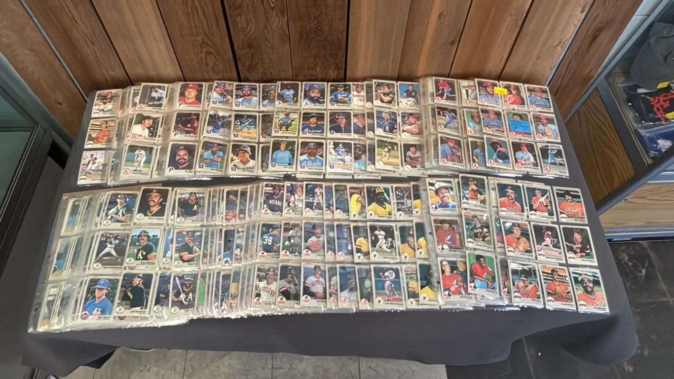 NEAR COMPLETE 1983 FLEER BASEBALL CARD SET IN TRADING CARD SLEEVES: *MISSING #179, #360 & #507*