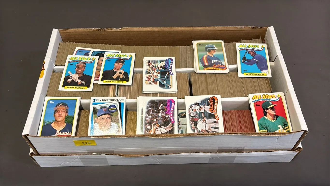 BOX OF ASSORTED VINTAGE TOPPS BASEBALL TRADING CARDS