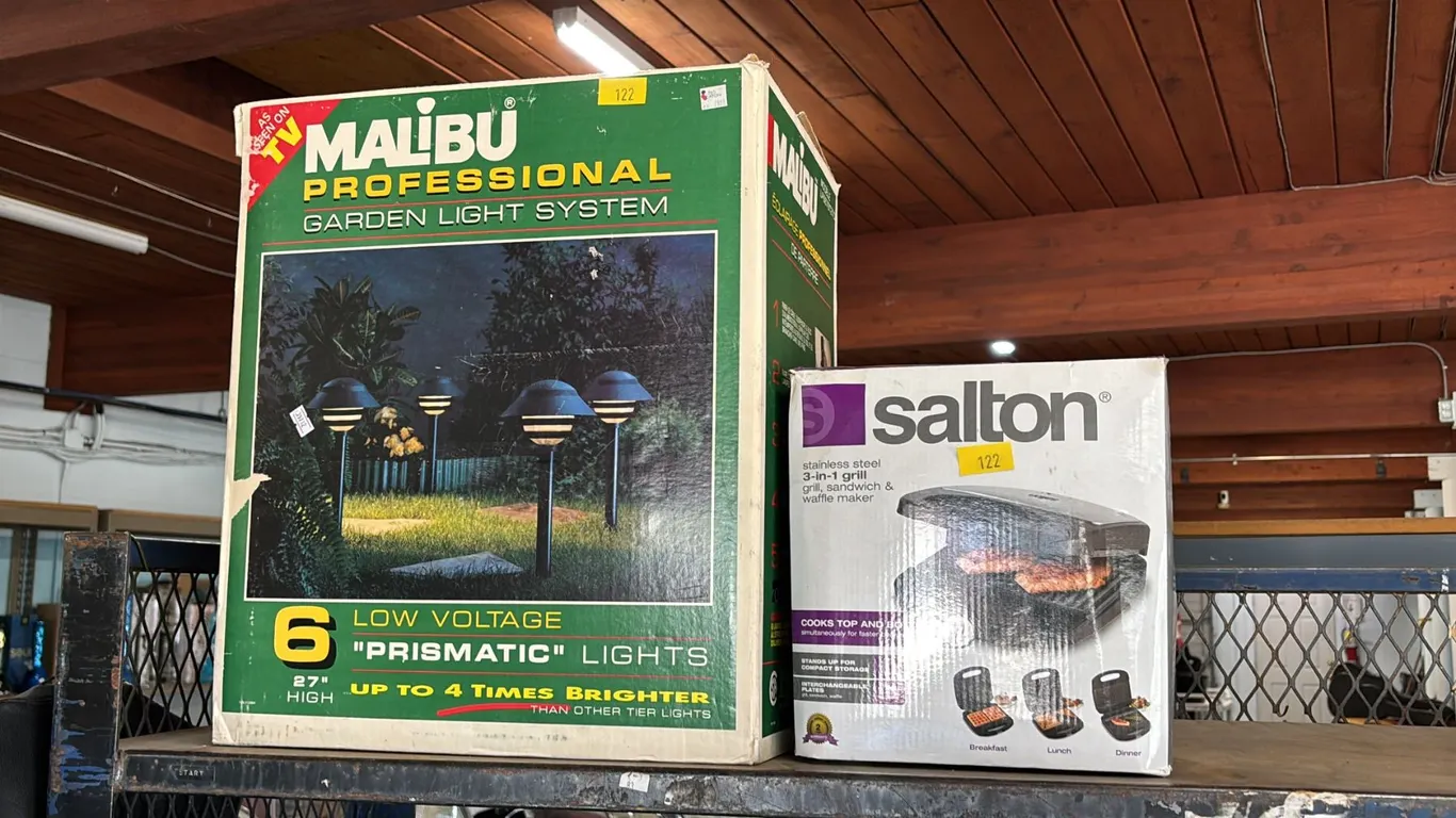 MALIBU PROFESSIONAL GARDEN LIGHT SYSTEM & SALTON 3-IN-1 GRILL