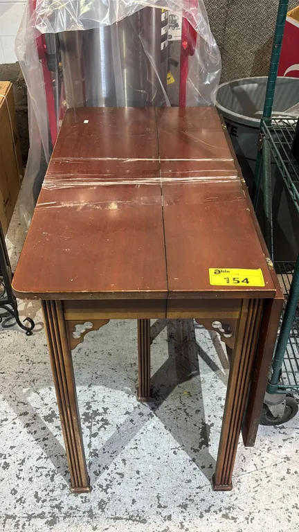 WOODEN DINING TABLE *LEAF ISSUE DOES NOT CLOSE*
