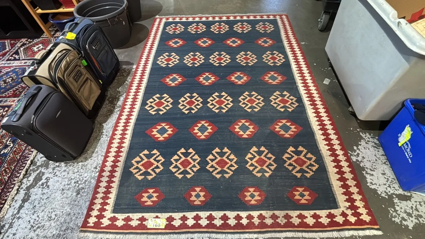 HAND WOVEN FLATWEAVE AREA RUG: APPROX. 101" X 69.5"