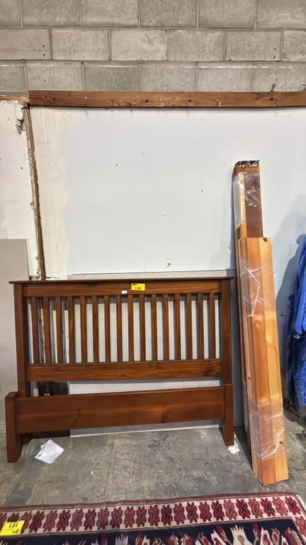 WOOD QUEEN SIZE BEDFRAME WITH HEADBOARD & FOOTBOARD