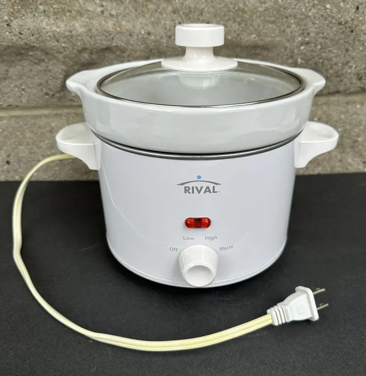 New Rival 2 QT White Crock Pot