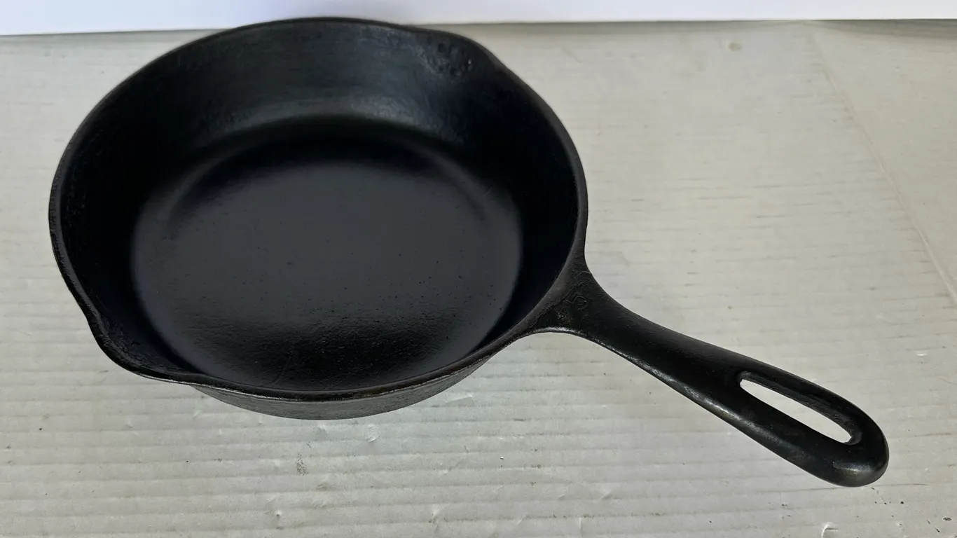 Vintage 1950s Unmarked Wagner Ware 5" Cast Iron Skillet