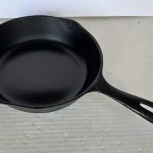Vintage 1950s Unmarked Wagner Ware 5" Cast Iron Skillet