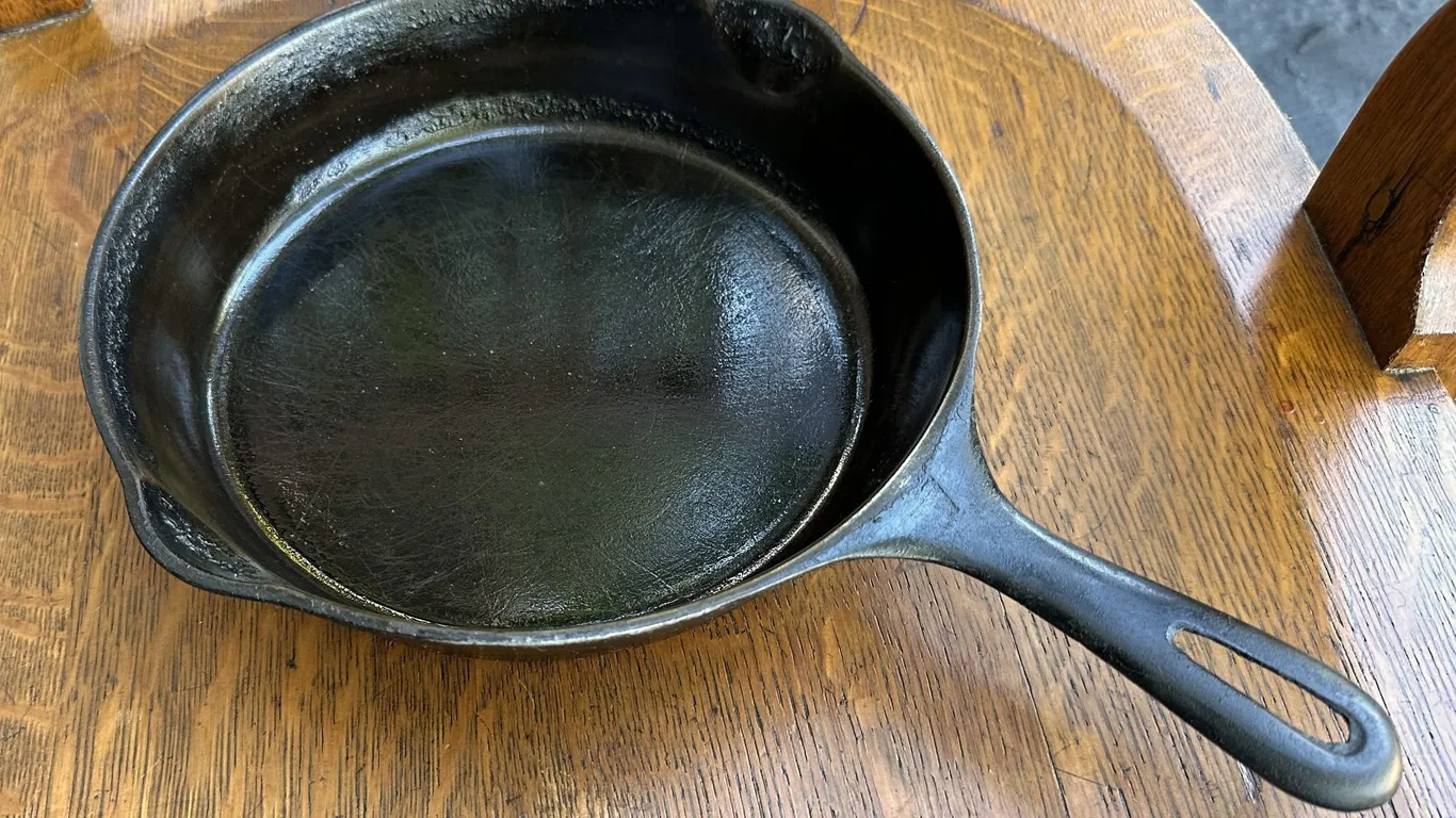 Vintage 1950s Unmarked Wagner Ware Cast Iron 7 Skillet