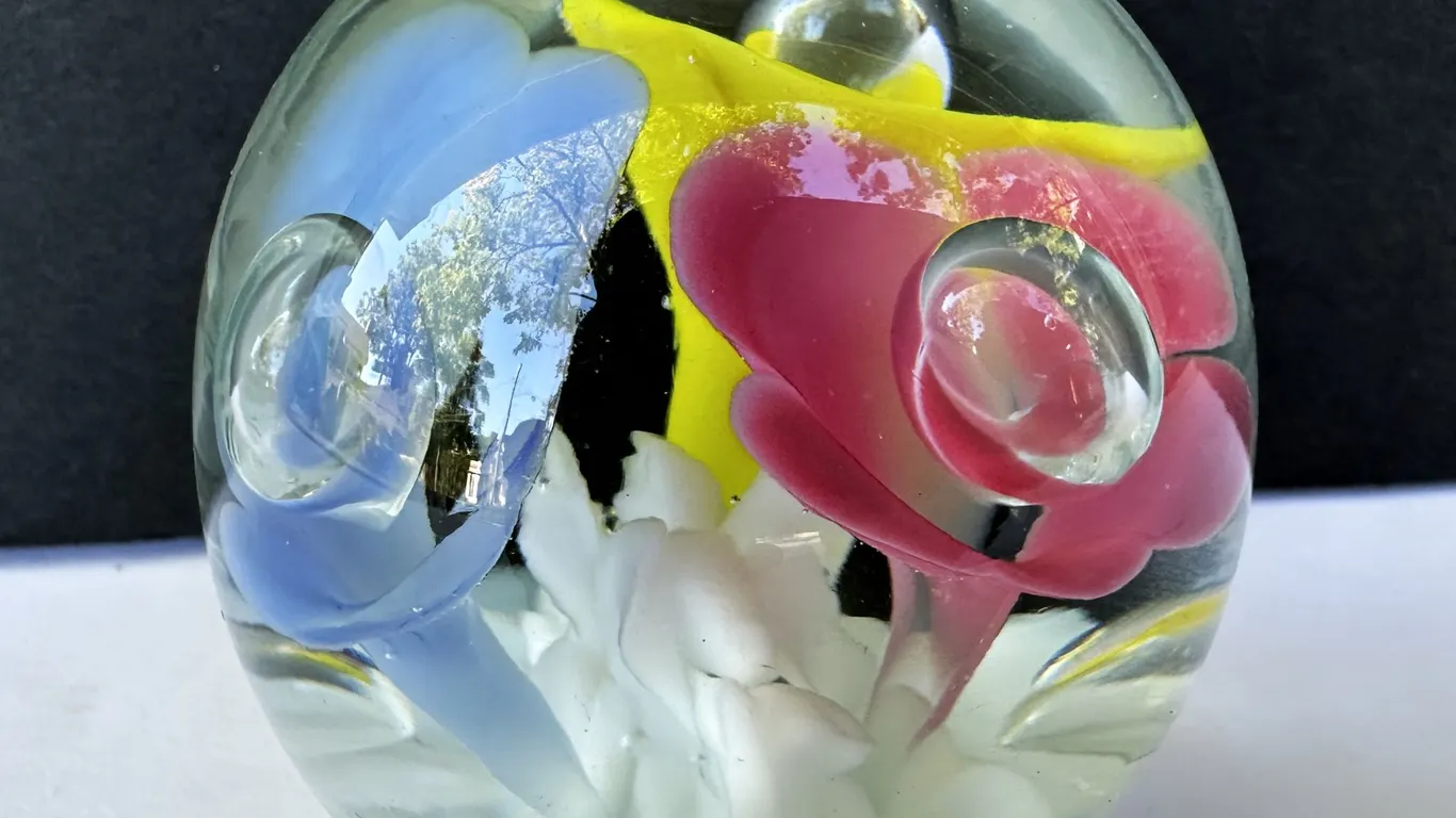St Clair Glass Bubble Flower Paperweight
