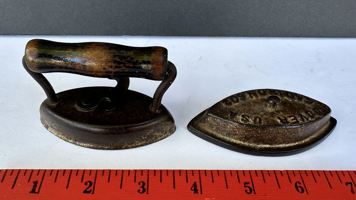 Dover Miniature Sad Iron 602 w/ Handle Cover