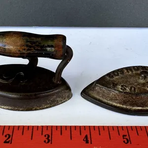Dover Miniature Sad Iron 602 w/ Handle Cover