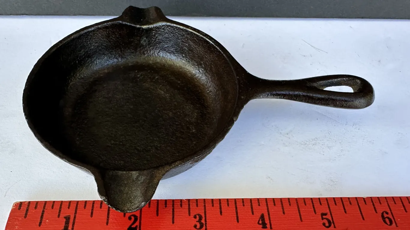 Vintage Wagner Ware Miniature Cast Iron 1050 Skillet Ashtray