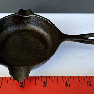 Vintage Wagner Ware Miniature Cast Iron 1050 Skillet Ashtray