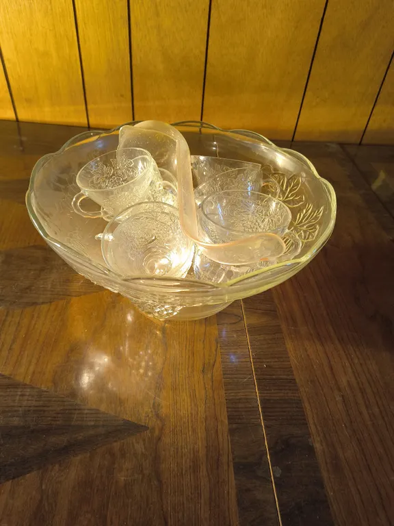 Vintage Anchor Hocking Harvest Grape Glass Punch Bowl Set