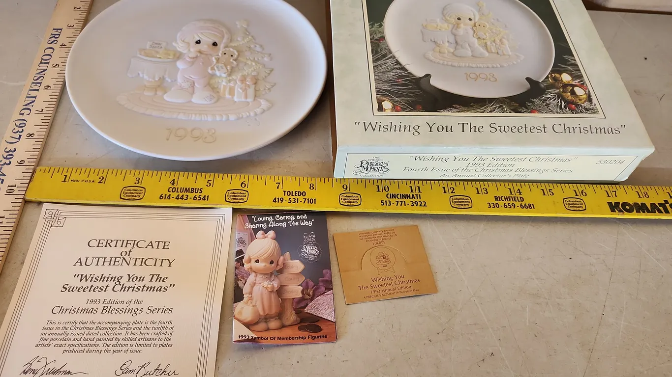 1993 Precious Moments "Wishing You The Sweetest Christmas" Collector Plate In Box