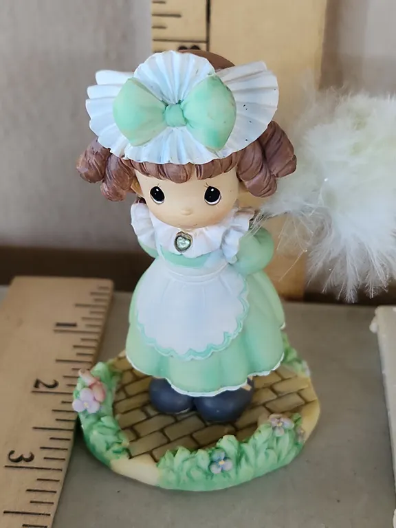 2004 Precious Moments "Wizard Of Oz" Munchkin Maid" Figure