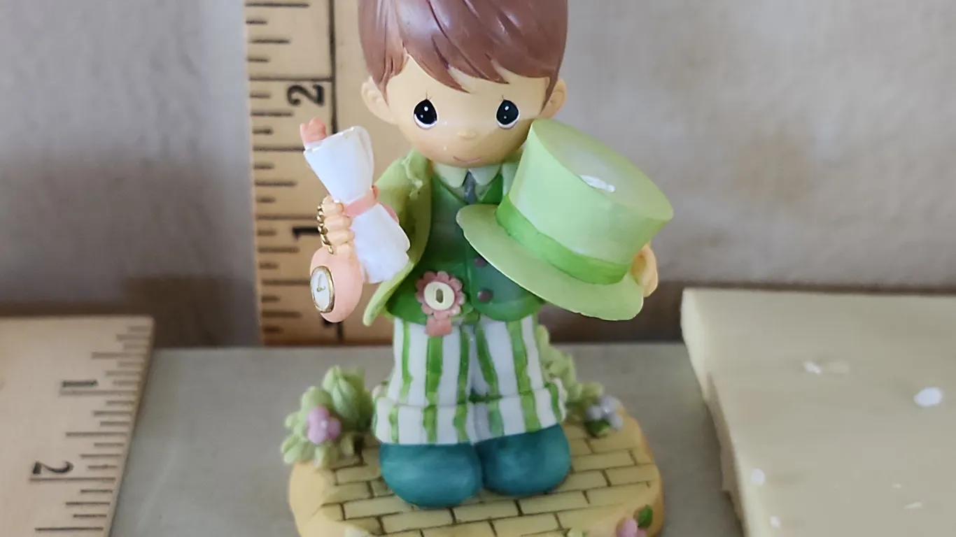 2004 Precious Moments "Wizard Of Oz" Munchkin Mayor" Figure