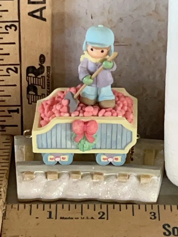 2003 Precious Moments "Friendship Warms The Coal-Dest Days" Train Pc Figure
