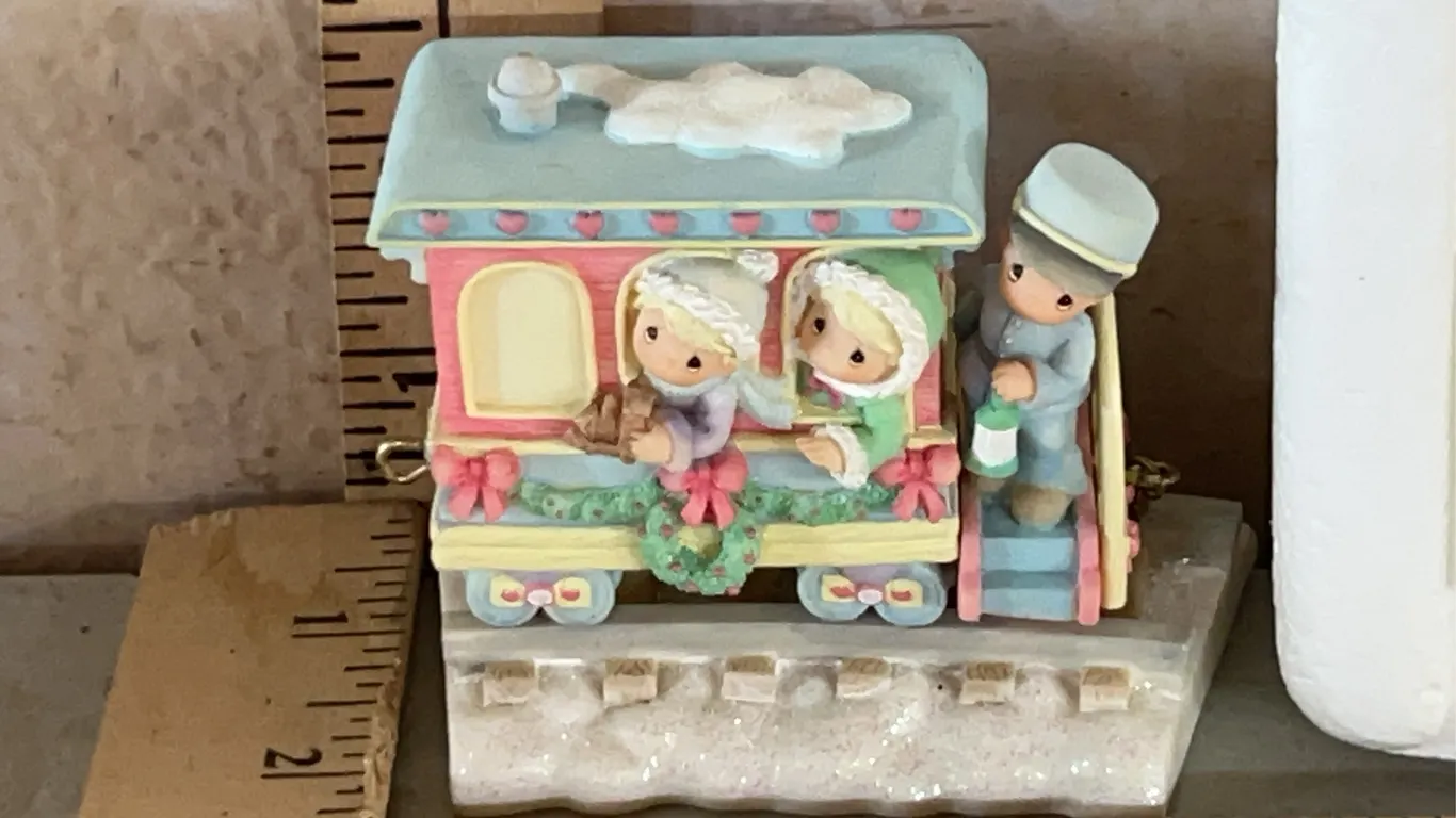 2003 Precious Moments "Sharing Our Smiles Across The Miles" Train Pc Figure