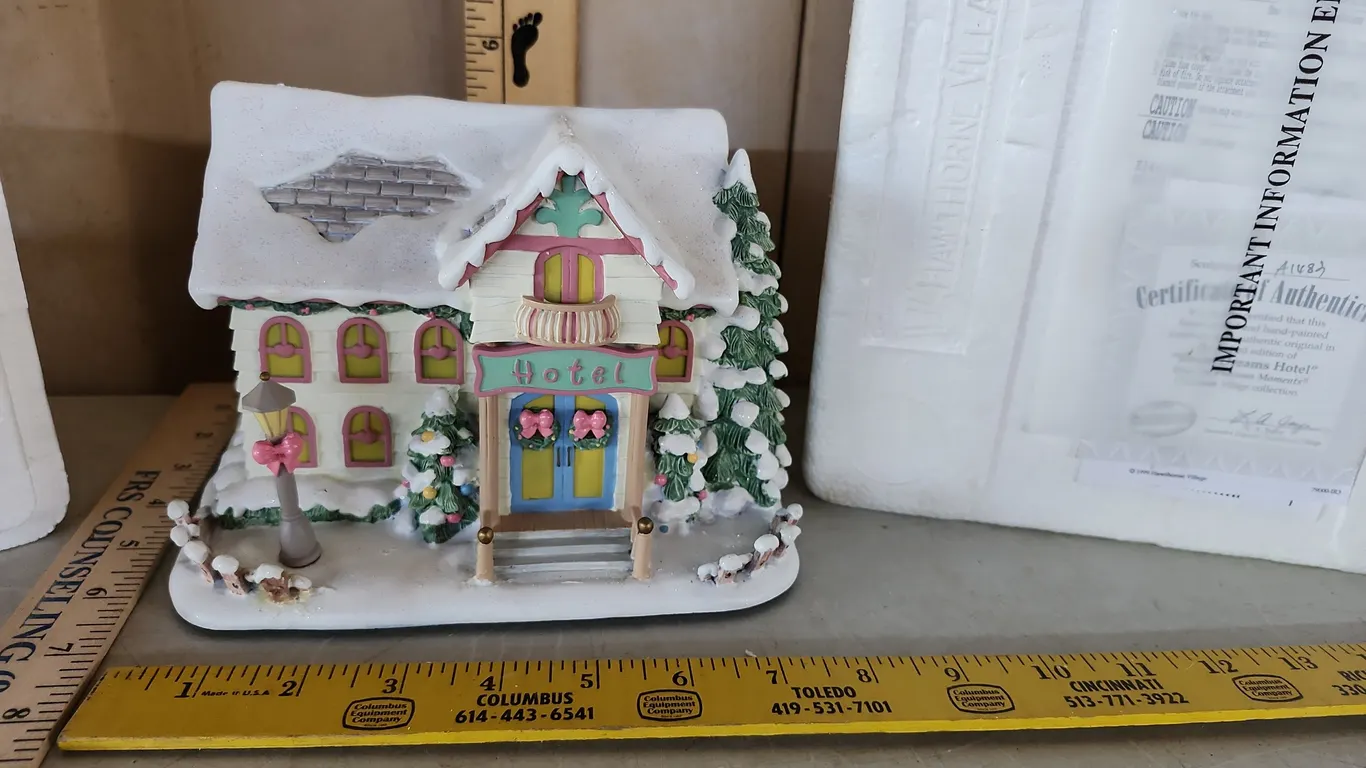 2002 Precious Moments Hawthorne Village "Sweet Dreams Hotel" W/Light Cord