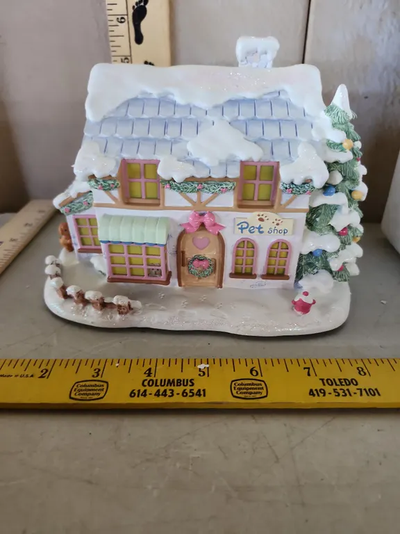 2002 Precious Moments Hawthorne Village "Precious Little Pet Shop" W/Light Cord