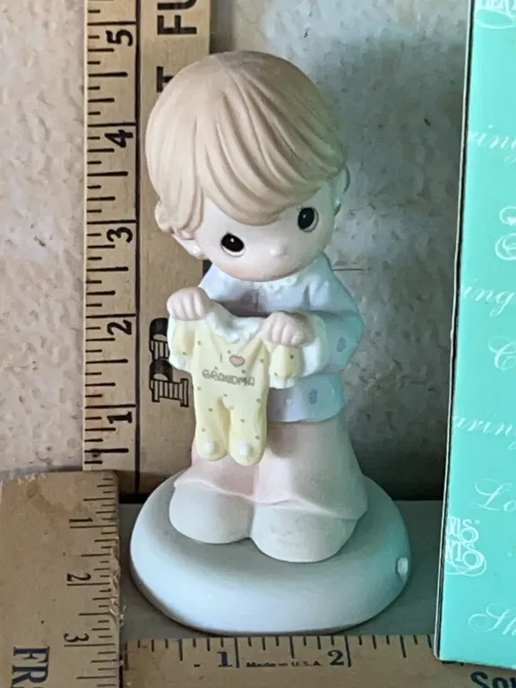 2004 Precious Moments ''A Grandma's Love Is One Size Fits All''