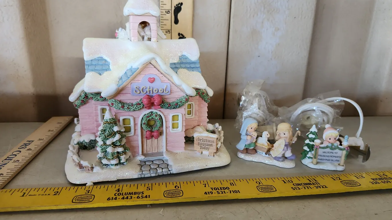2001 Precious Moments ''Merry Memories School'' 79382