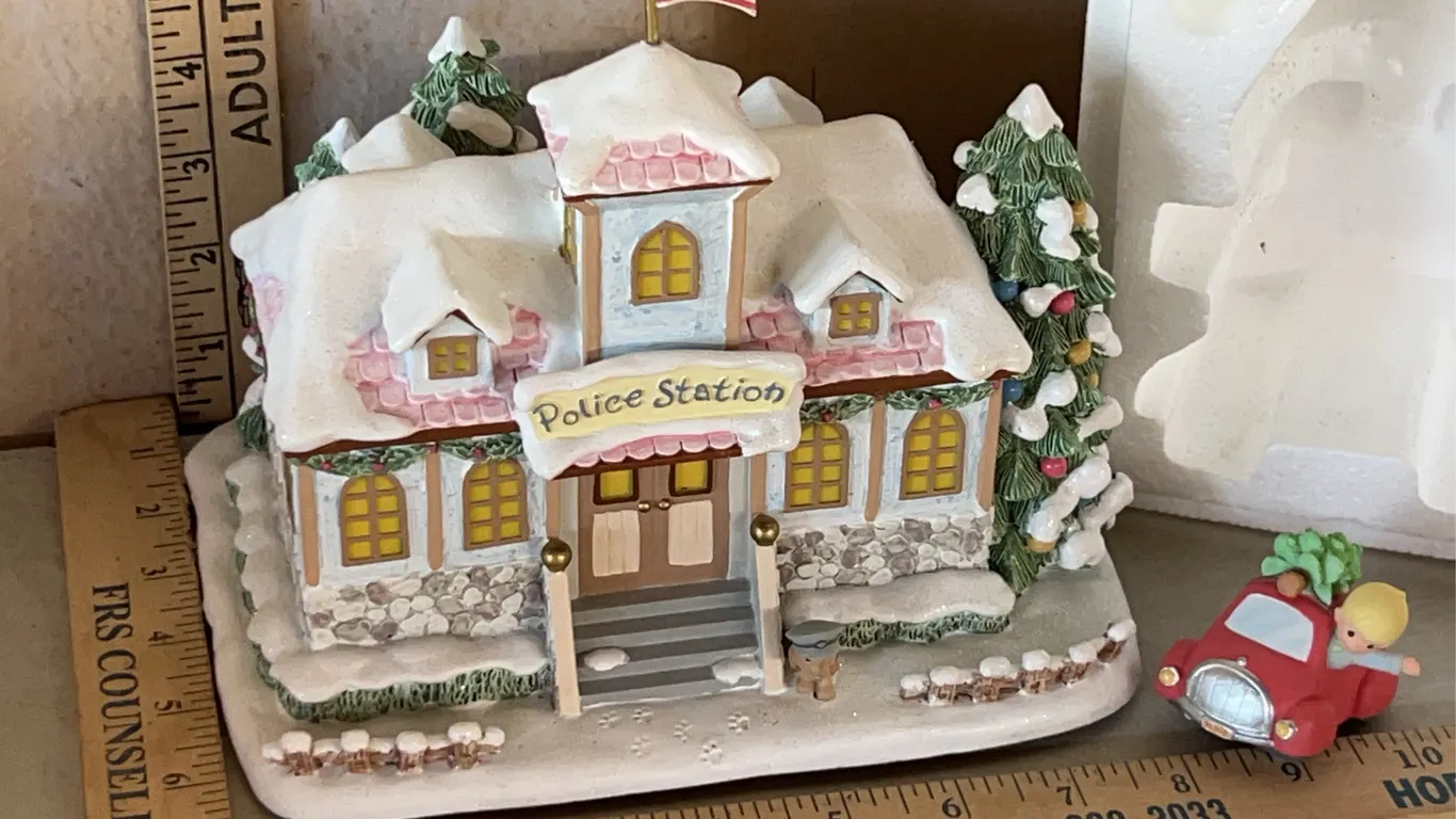 2003 Precious Moments Hawthorne Village "Mugs & Hugs Precinct" (Police Station) Village House W/Ligh