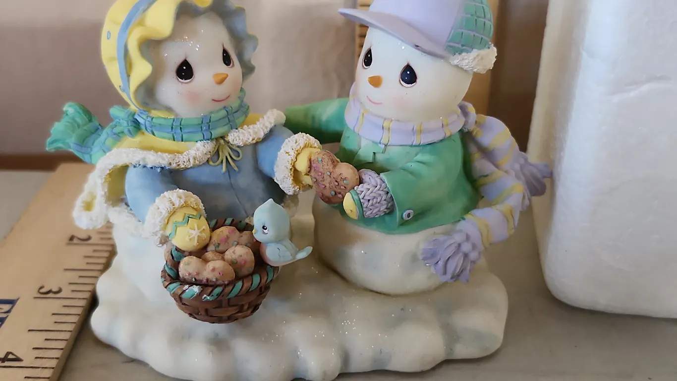 2005 Precious Moments Snow Friends Collection Figure "Love Is At The Heart Of The Holidays"