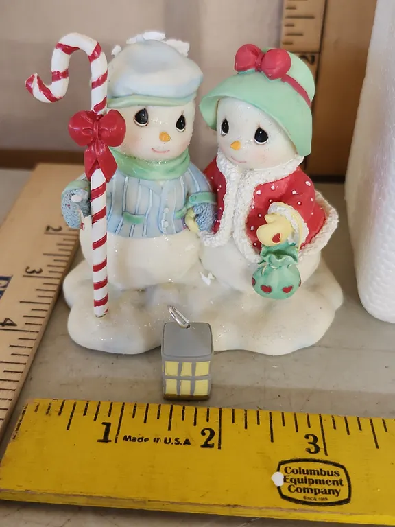 2005 Precious Moments Snow Friends Collection Figure "Top Your Christmas Off W/Love"