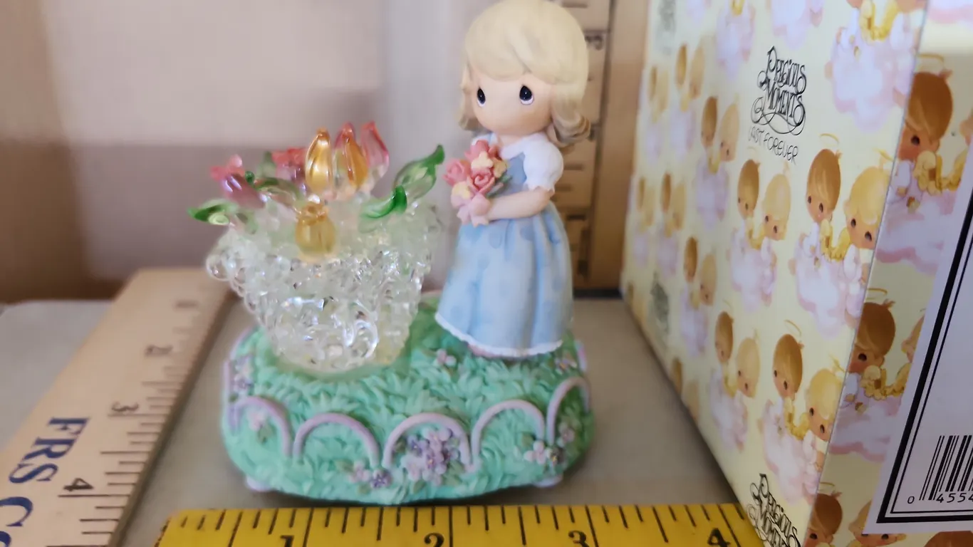 2004 Precious Moments Girl W/Flowers Lighted Figurine