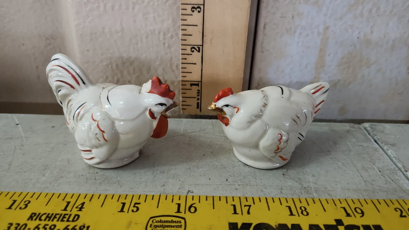 Vintage Japan Chicken Salt/Pepper Shakers (1 Chipped)