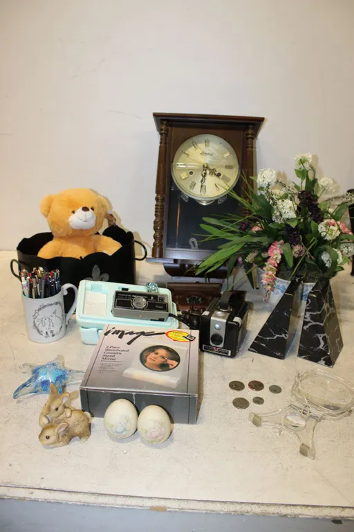 Clock, Cameras & Décor